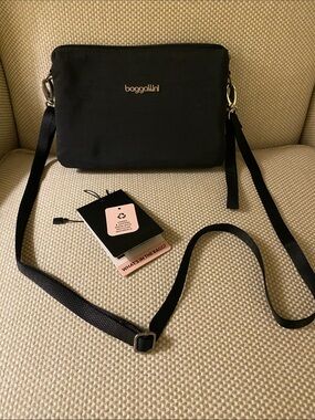 Baggallini Black Nylon Crossbody Bag •
Wristlet Strap • Gray Lining